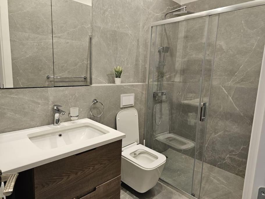 شقة Deluxe Flat With Garden_تيرانا المظهر الخارجي الصورة